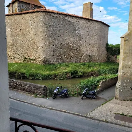 Le Logis Du Donjon Lägenhet *